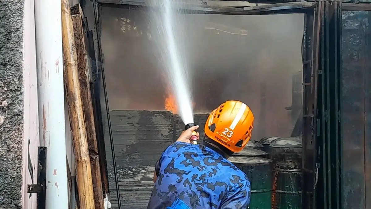 Gudang Gypsum dan Thinner di Langenharjo Kendal Terbakar Hebat, Seorang Penjaga Alami Luka Bakar Gudang Gypsum dan Thinner di Langenharjo Kendal Terbakar Hebat, Seorang Penjaga Alami Luka Bakar