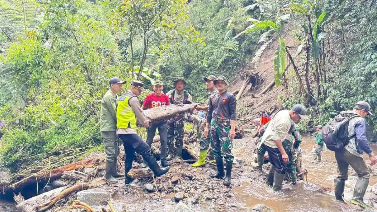 Kali Terong Tersumbat Longsor Gunung Prau, Bupati Kendal Pimpin Tim Gabungan Cegah Banjir Bandang