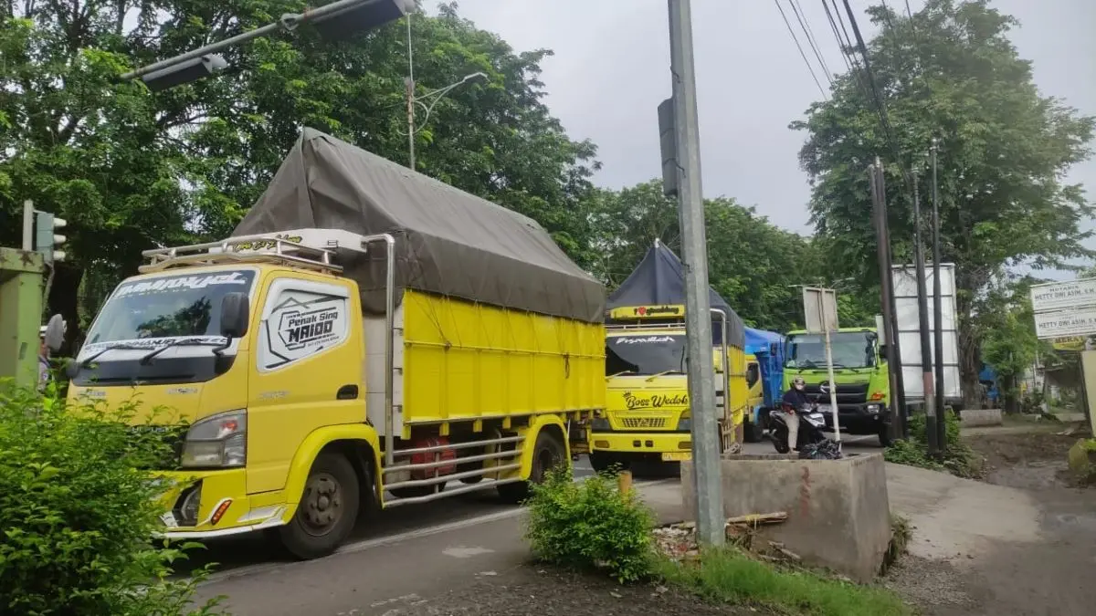 Nekat Melintas di Jam Sibuk, Puluhan Truk Terjaring Razia dan Ditilang di Jalur Pantura Ketapang Kendal