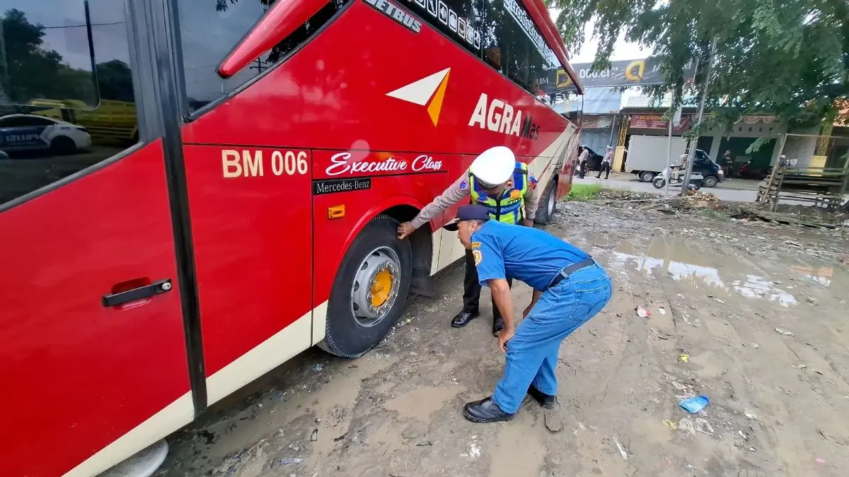 Operasi Keselamatan Candi 2026, Polres Pekalongan Ramp Check Bus dan Bagi Vitamin di Terminal Kajen