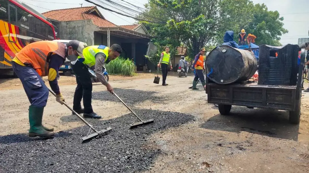 Operasi Keselamatan Candi 2026: Polres Pekalongan Tambal Jalan Berlubang demi Tekan Angka Kecelakaan