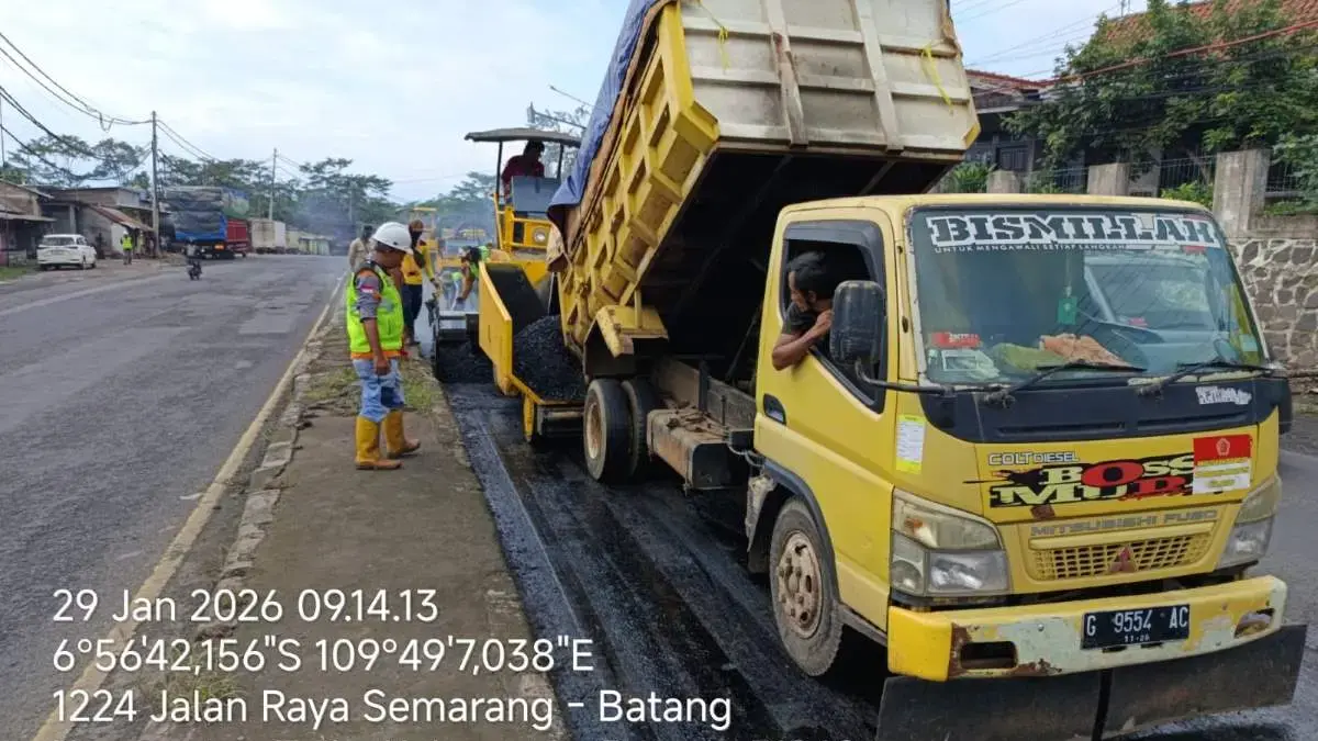 Pantura Batang-Pemalang Penuh Lubang Akibat Hujan, BBPJN Kerahkan 7 Tim dan 70 Ton Aspal Setiap Hari