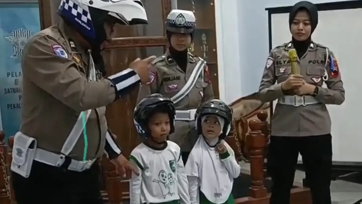 Polisi Sahabat Anak, Satlantas Polres Pekalongan Kota Edukasi Ratusan Siswa TK Medono Tertib Lalu Lintas