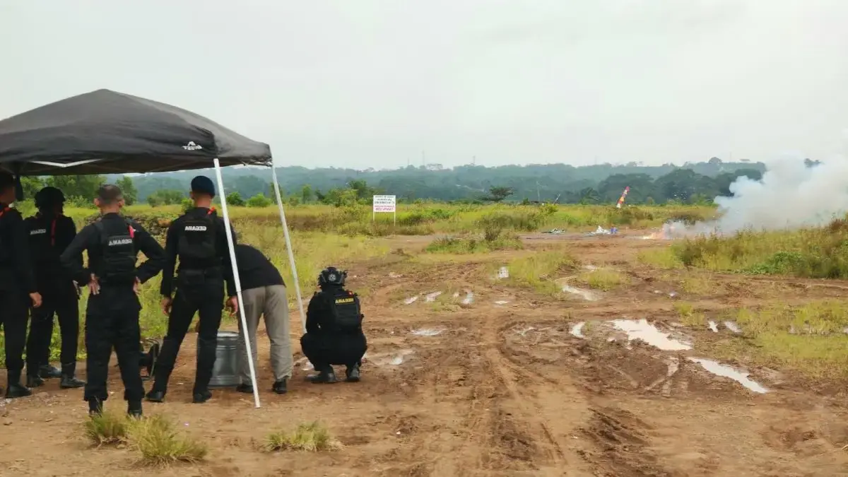 Polres Batang Musnahkan 29 Kg Serbuk Petasan Pakai Tim Jibom Brimob, Pelaku Terancam Pidana Berat Polres Batang Musnahkan 29 Kg Serbuk Petasan Pakai Tim Jibom Brimob, Pelaku Terancam Pidana Berat