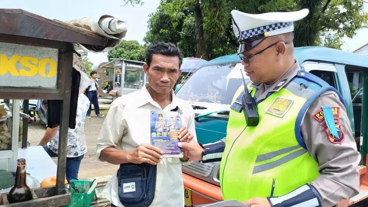 Polres Pekalongan Kota Sapa Sopir Angkot: Jangan Asal Berhenti, Utamakan Budaya Tertib Berlalu Lintas