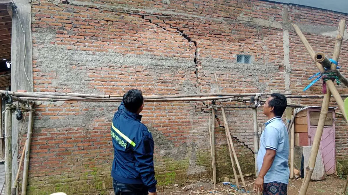 Pondasi Terkikis Sungai Kupang, Dua Rumah di Kuripan Lor Pekalongan Rusak Parah dan Terancam Ambles