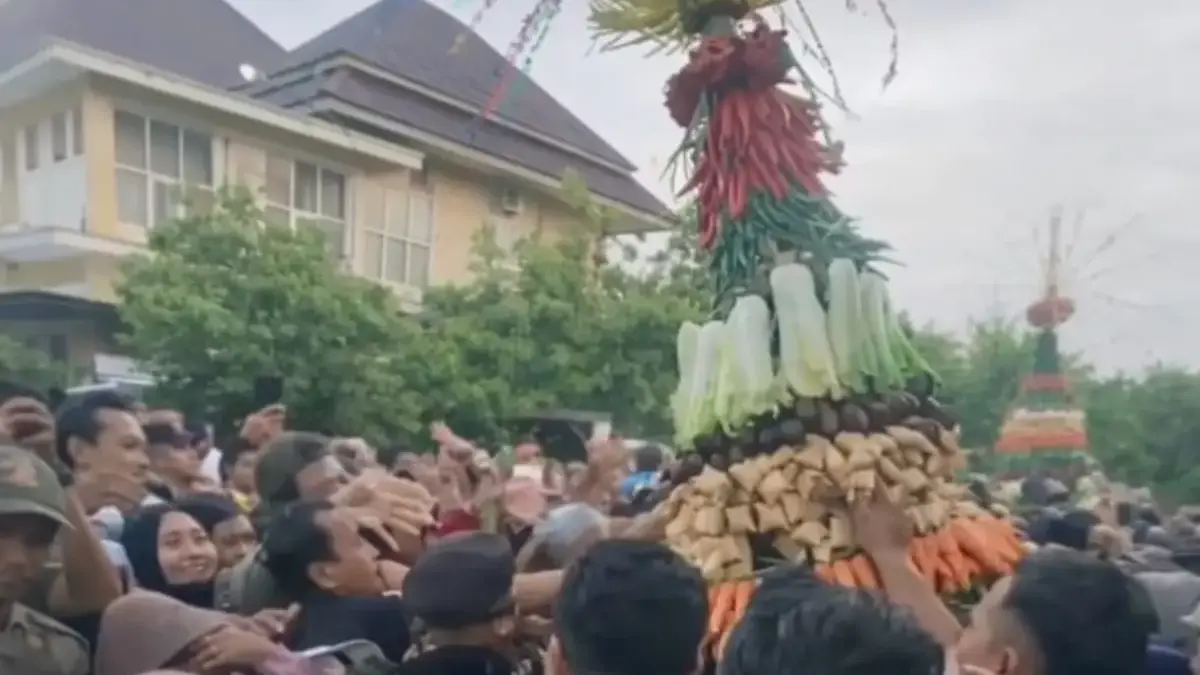 Ribuan Warga Serbu Grebeg Gunungan di Masjid Agung Kendal, Tradisi Meriah Sambut Ramadan 1447 Hijriah