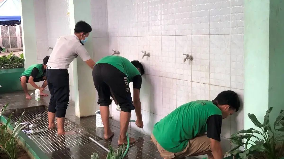 Sambut Ramadan 1447 H, Petugas dan Warga Binaan Rutan Pekalongan Bersihkan Masjid Al-Ikhlas