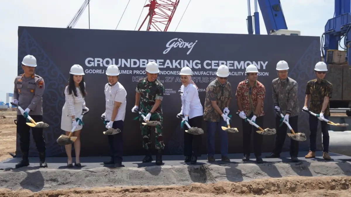 Genap setahun menjabat, Bupati Tika bawa ekonomi Kendal tumbuh 8,84%, melampaui rata-rata nasional. Investasi Satu Tahun Bupati Tika Ekonomi Kendal Melejit 8,84 Persen, Investasi Tertinggi di Jawa Tengah!