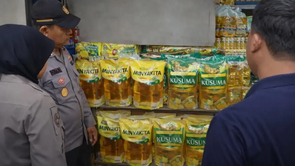 Sidak Pasar Kendal Temukan Minyakita Dijual Bundling, Polisi Ancam Tindak Tegas Praktik 'Kawin' Produk! Sidak Pasar Kendal Temukan Minyakita Dijual Bundling, Polisi Ancam Tindak Tegas Praktik \'Kawin\' Produk!