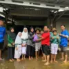 Siswa SD Muhammadiyah Kajen Terjang Banjir di Tirto, Salurkan 100 Paket Sembako untuk Warga Tegaldowo