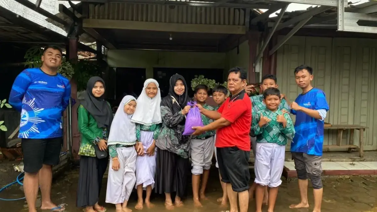 Siswa SD Muhammadiyah Kajen Terjang Banjir di Tirto, Salurkan 100 Paket Sembako untuk Warga Tegaldowo