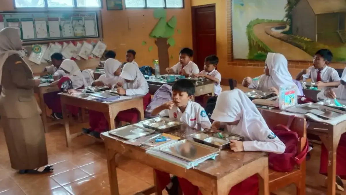 Siswa SDN 1 Petung Kendal Sambut Antusias Makan Bergizi Gratis Perdana, Menunya Ada Bandeng Presto!
