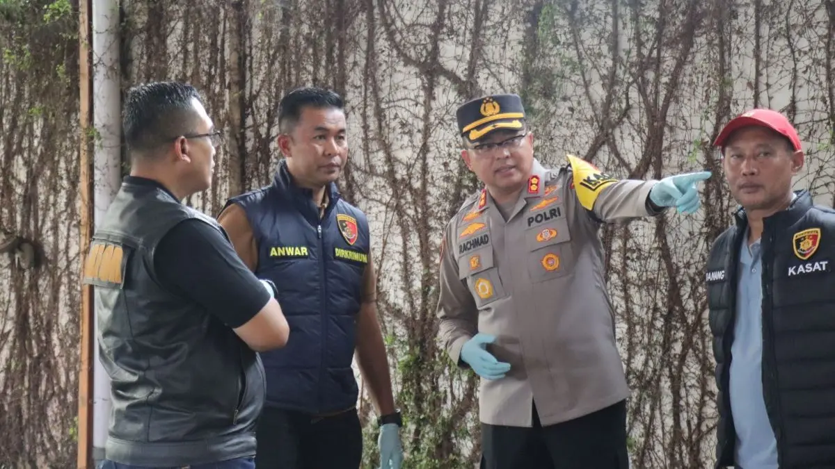 Teror Penembakan Rumah Tokoh di Kedungwuni, Labfor Polda Jateng Selidiki Proyektil di Lokasi Kejadian Teror Penembakan Rumah Tokoh di Kedungwuni, Labfor Polda Jateng Selidiki Proyektil di Lokasi Kejadian