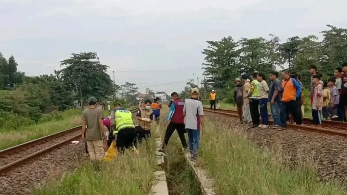 Tragedi Selfie Maut di Batang, Tiga Remaja Putri Tewas Tertemper KA Argo Merbabu di Dekat GOR Sarengat Tragedi Selfie Maut di Batang: Tiga Remaja Putri Tewas Tertemper KA Argo Merbabu di Dekat GOR Sarengat