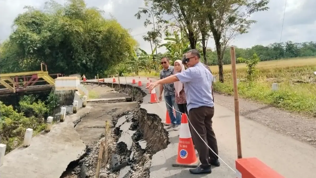Akses Bojong-Sragi Ambles Berbahaya, DPRD Pekalongan Desak Perbaikan Prioritas 2026 Akses Bojong-Sragi Ambles Berbahaya, DPRD Pekalongan Desak Perbaikan Prioritas 2026
