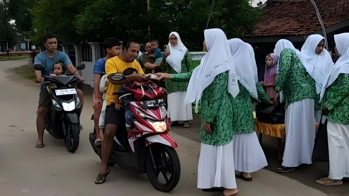 Aksi Sosial Fatayat NU Tunggulsari Kendal, 500 Paket Takjil Ludes Diserbu Warga dalam 15 Menit