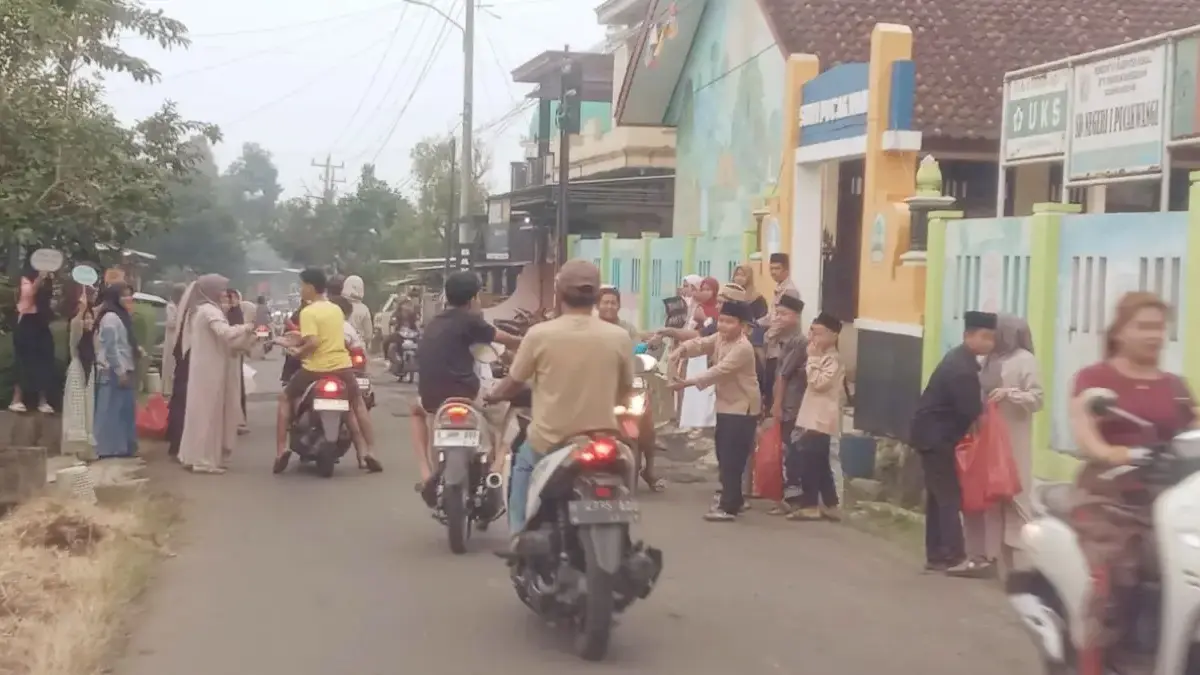 Aksi Sosial Siswa SDN 1 Pucakwangi Kendal, Bagikan Ratusan Takjil Gratis untuk Pendidikan Karakter