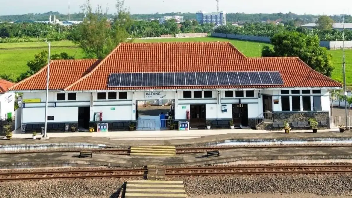 Arus Balik Belum Usai, Stasiun Batang Masih Dipadati Penumpang pada Hari Pertama Kerja