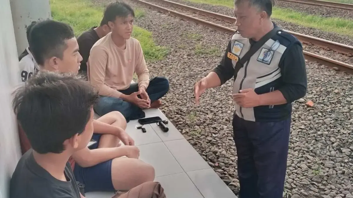 Bahaya Konten Video di Rel! Dishub Batang Edukasi Anak-anak Cegah Kasus Tertemper Kereta Api Jelang Lebaran Bahaya Konten Video di Rel! Dishub Batang Edukasi Anak-anak Cegah Kasus Tertemper Kereta Api Jelang Lebaran
