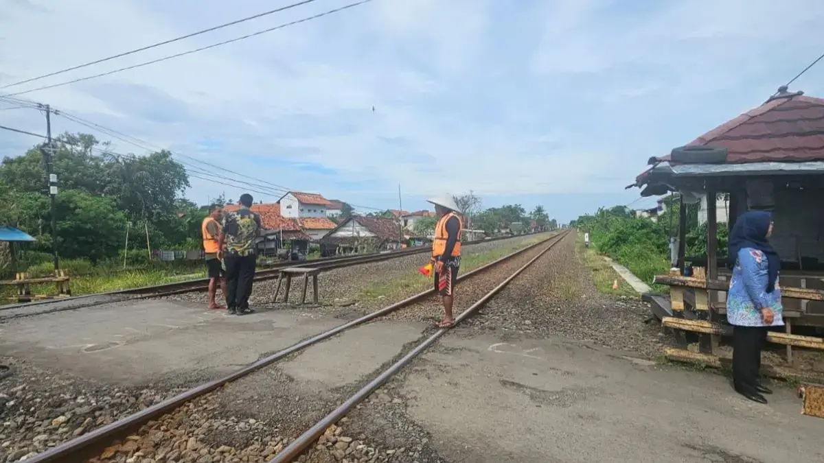 Bahaya! Warga Pekalongan Dilarang Ngabuburit di Jalur Kereta Api, Dishub Pasang Peringatan Keras