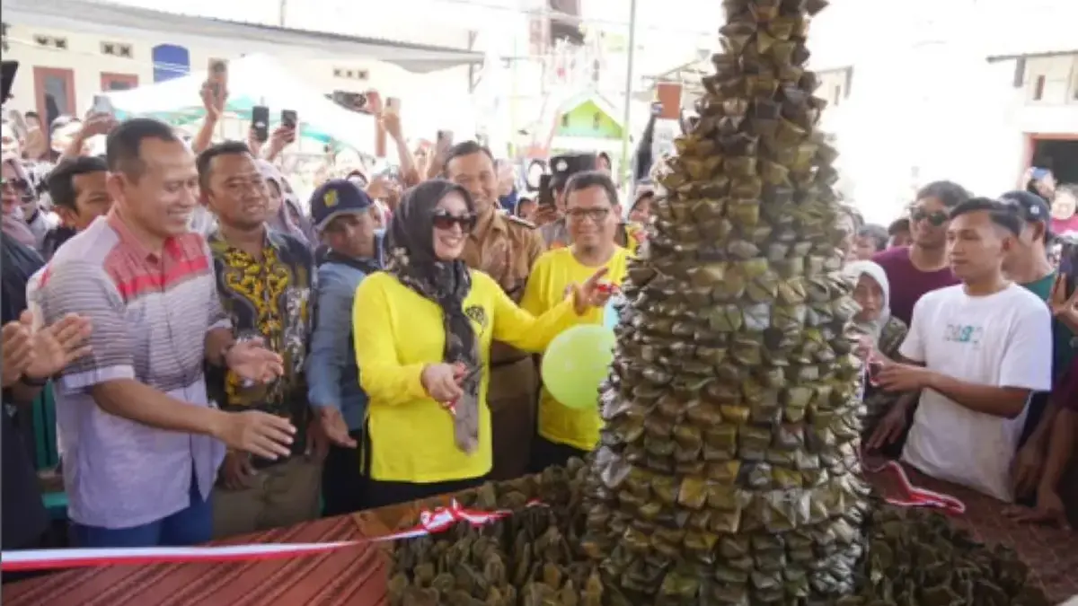 Bebas Banjir Rob, Warga Bugisan Pekalongan Gelar Tradisi Syawalan Gunungan 1.000 Kue Bugis Bebas Banjir Rob, Warga Bugisan Pekalongan Gelar Tradisi Syawalan Gunungan 1.000 Kue Bugis