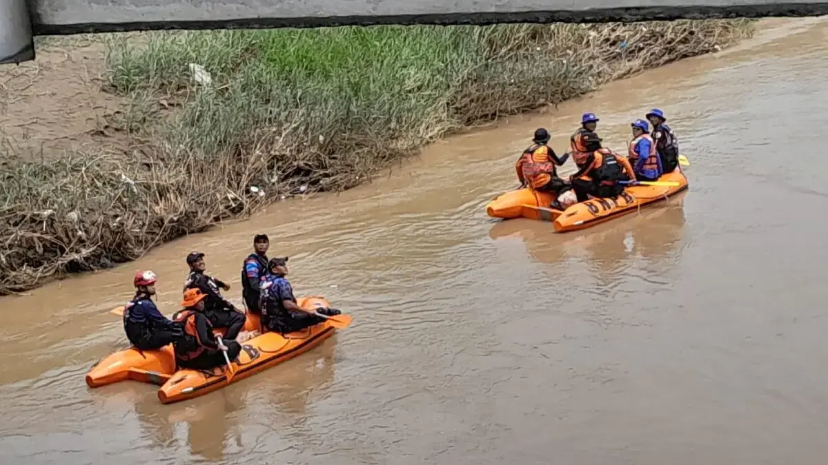 Bocah 6 Tahun Hanyut di Sungai Blukar Kendal, Tim SAR Gabungan Sisir Aliran Sungai Sejauh 19 Kilometer Bocah 6 Tahun Hanyut di Sungai Blukar Kendal, Tim SAR Gabungan Sisir Aliran Sungai Sejauh 19 Kilometer