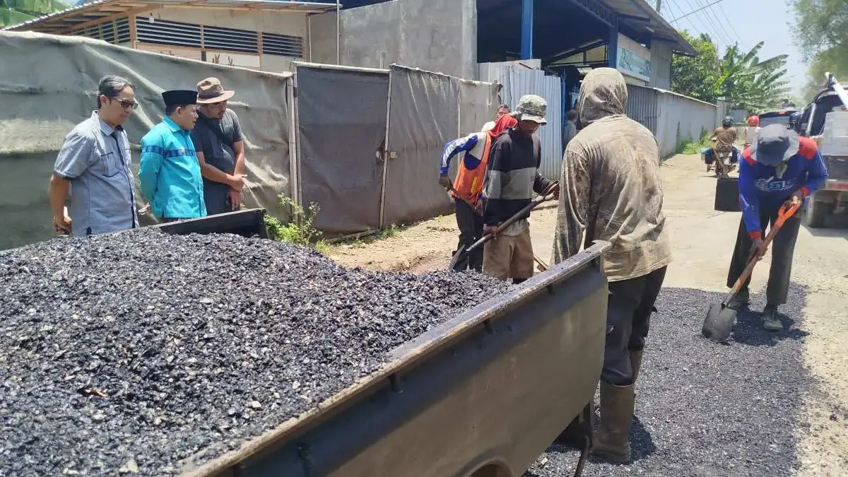 Cek Langsung! Plt Bupati Pekalongan Kebut Pengaspalan Jalan Kertoharjo-Karangdadap Jelang Lebaran Cek Langsung! Plt Bupati Pekalongan Kebut Pengaspalan Jalan Kertoharjo-Karangdadap Jelang Lebaran