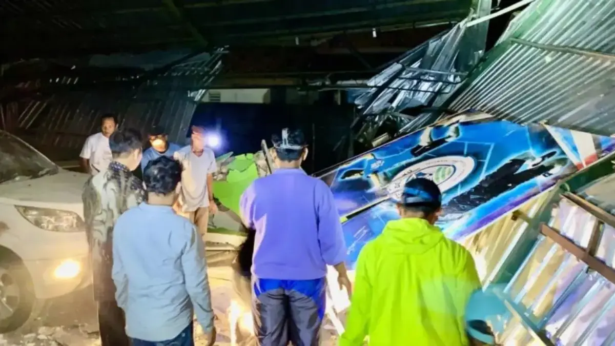 Cuaca Ekstrem Terjang Kendal, Angin Puting Beliung Robohkan GOR Bedjo Taroeno hingga Tenda Pasar Murah