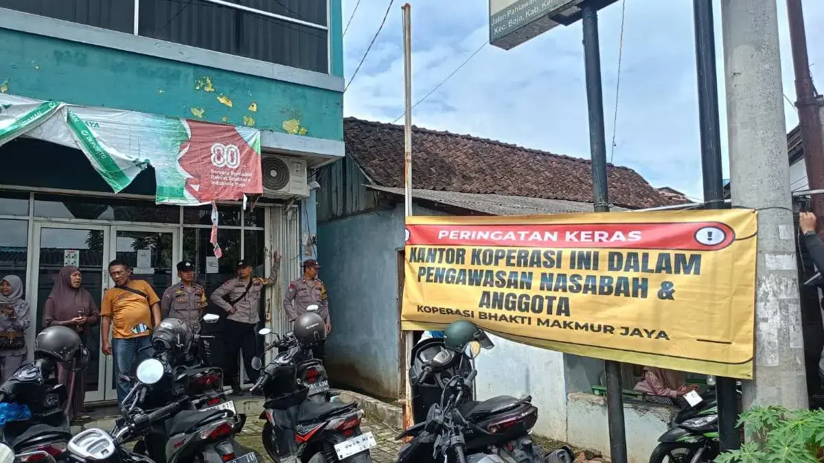 Dana Miliaran Gagal Cair, Rumah Politikus Golkar Kendal Digeruduk Puluhan Nasabah Koperasi