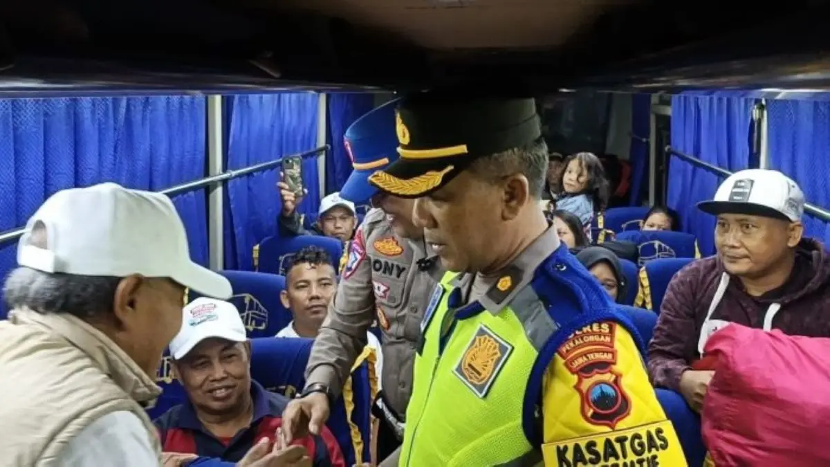 Drama Mudik Gratis 17 Pemudik Tegal Terlantar di Tol Pekalongan Dievakuasi Polisi