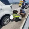 Dramatis! Mobil Pemudik Bekasi Tujuan Madura Pecah Ban di Tol Kendal, Polisi Sigap Turun Tangan