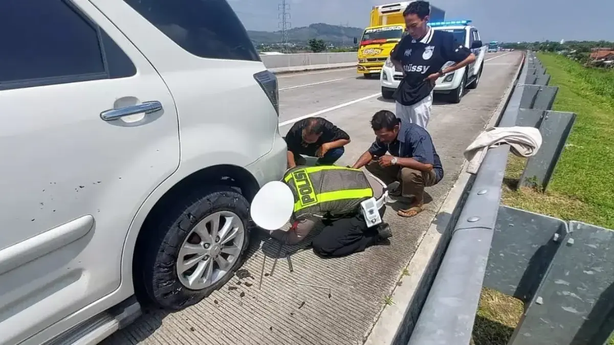 Dramatis! Mobil Pemudik Bekasi Tujuan Madura Pecah Ban di Tol Kendal, Polisi Sigap Turun Tangan Dramatis! Mobil Pemudik Bekasi Tujuan Madura Pecah Ban di Tol Kendal, Polisi Sigap Turun Tangan