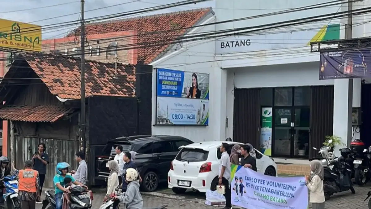 BPJS Ketenagakerjaan Batang membagikan takjil pada masyarakat.