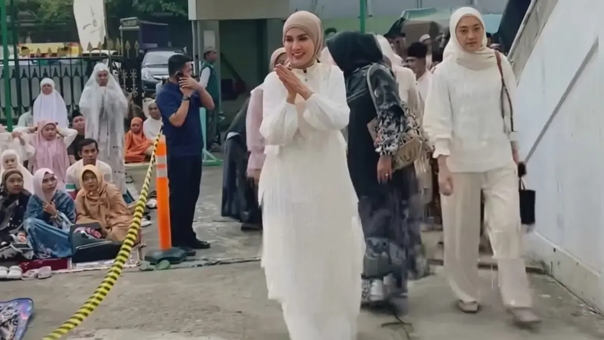 Jemaah Salat Idulfitri Meluber ke Pantura, Bupati Kendal Berbaur di Masjid Agung Sampaikan Maaf