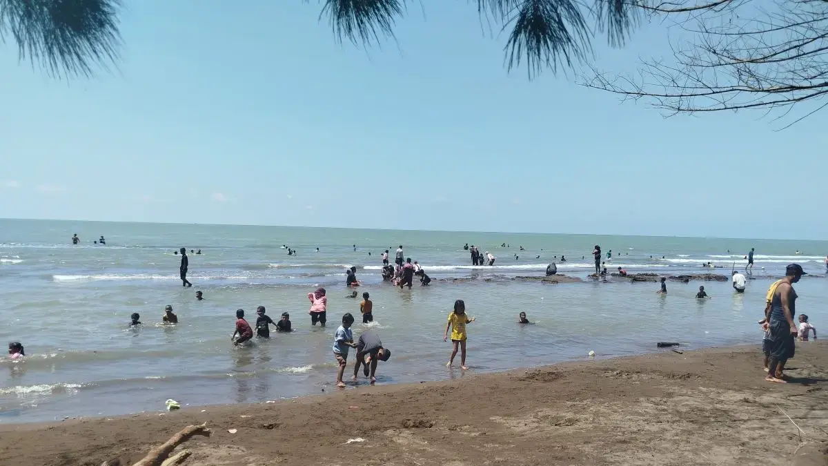 Membludak! Pantai Wonokerto Pekalongan Diserbu 4.000 Pengunjung di Puncak Syawalan 2026