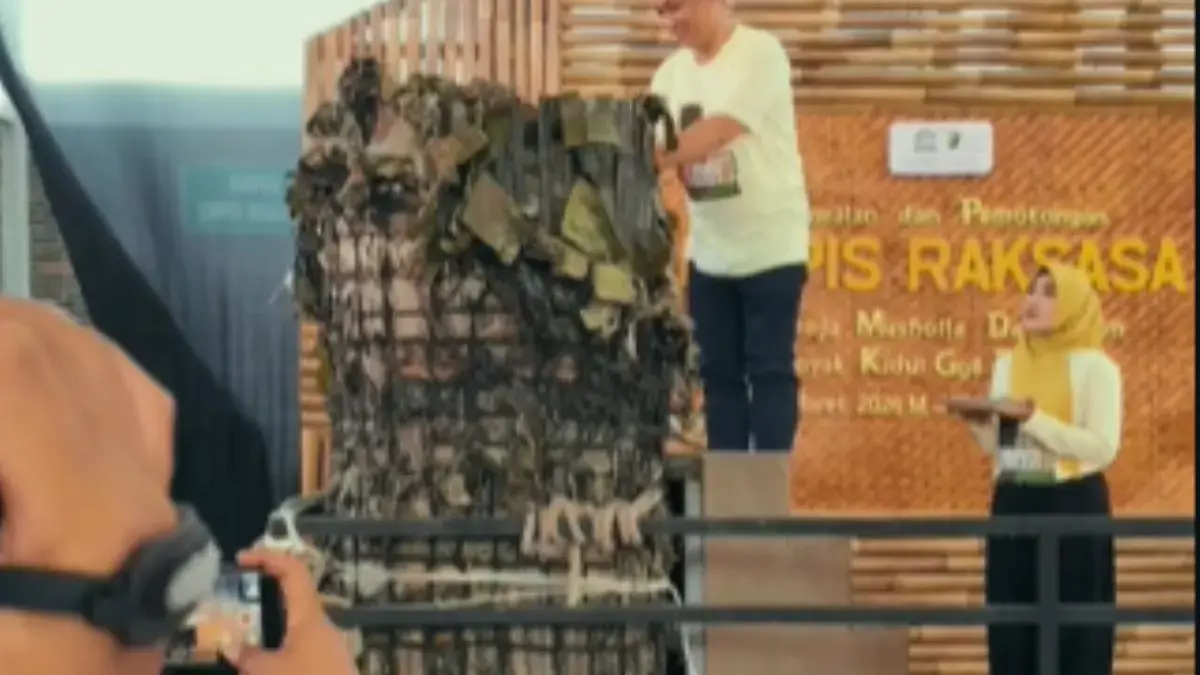 Meriahnya Syawalan 2026! Wali Kota Pekalongan Potong Lopis Raksasa 2,5 Ton, Bagikan ke Korban Banjir Meriahnya Syawalan 2026! Wali Kota Pekalongan Potong Lopis Raksasa 2,5 Ton, Bagikan ke Korban Banjir