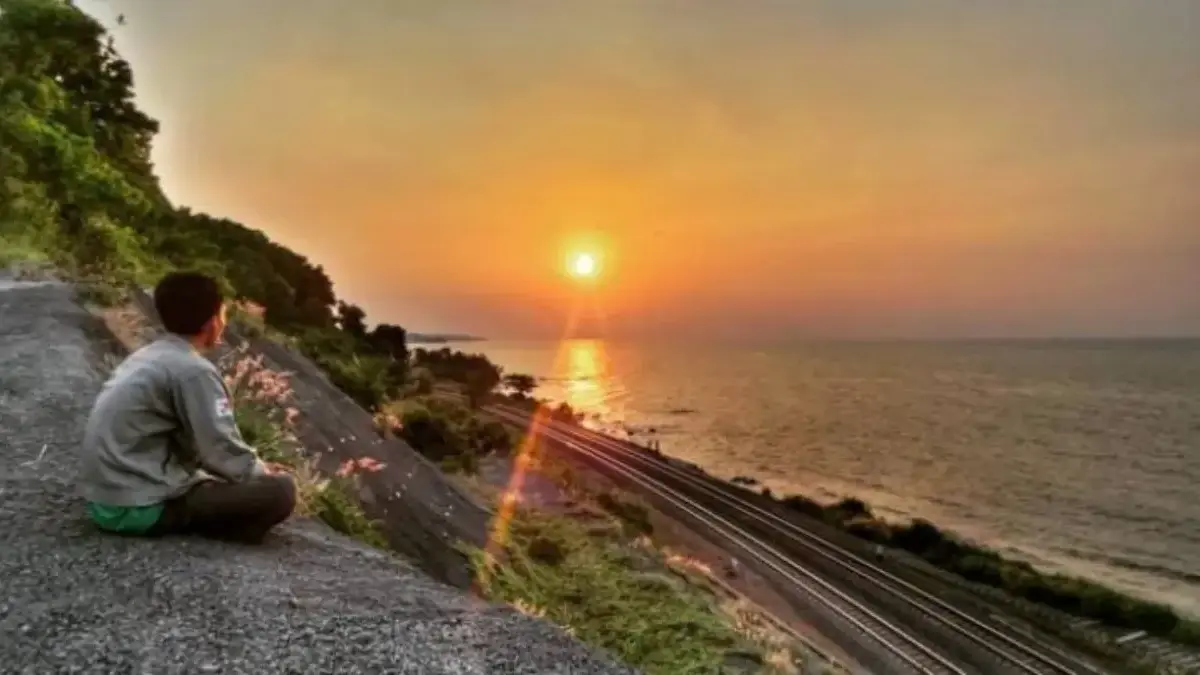 Ngabuburit di Batang: Menikmati Keindahan Senja dan Kereta yang Melintas Di Atas Tebing 