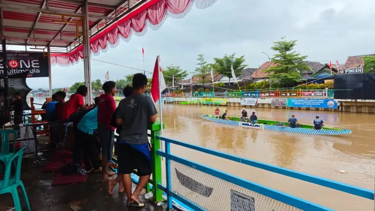   Ngeri! Diterjang Arus Sungai Sambong, Lomba Dayung Tradisional Batang Terpaksa Dihentikan