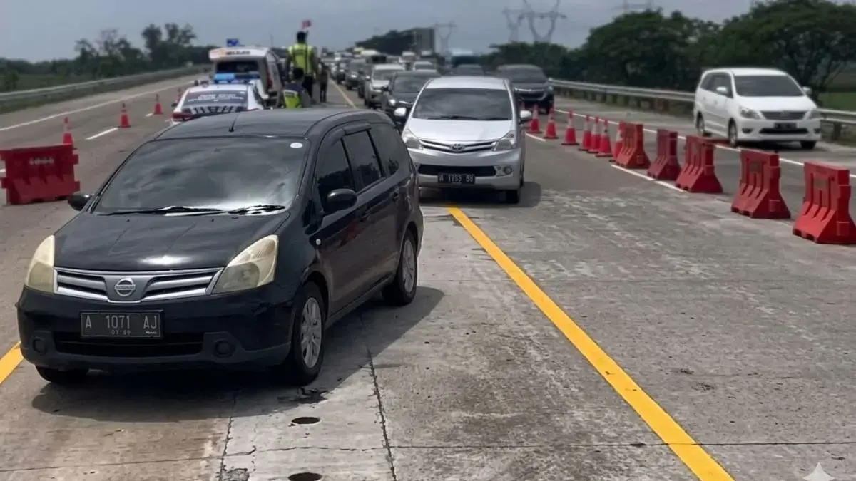 Ngeri! Mobil Pemudik Purworejo Alami Kopling Loss di Tol Banyumanik, Polisi Terapkan Contraflow Kendal