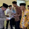 Peduli Pahlawan Kebersihan Madrasah, LP Ma\'arif NU Pekalongan Serahkan Tali Asih Ramadan