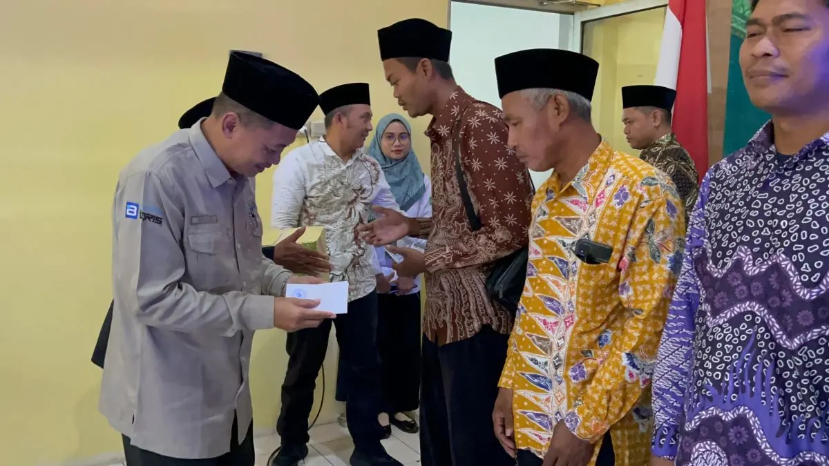 Peduli Pahlawan Kebersihan Madrasah, LP Ma\'arif NU Pekalongan Serahkan Tali Asih Ramadan