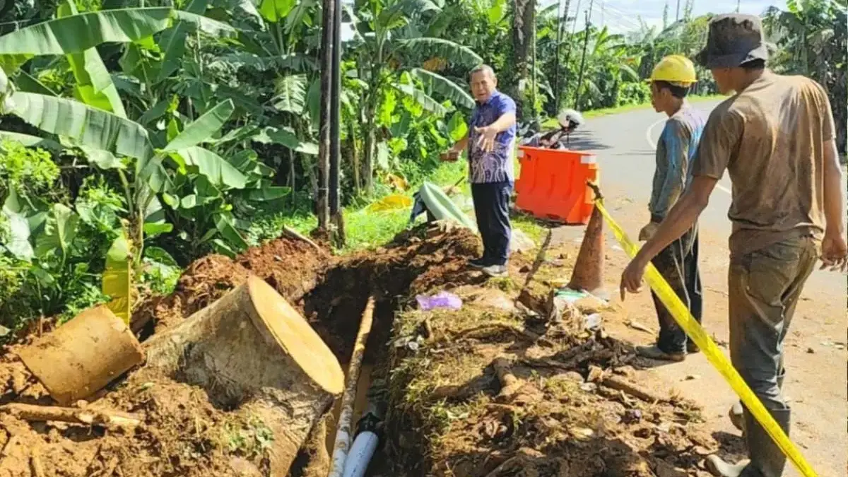 Pipa Perumda Sendang Kamulyan Batang Putus Tertimpa Pohon, Pasokan Air 5.000 Pelanggan Sempat Lumpuh Pipa Perumda Sendang Kamulyan Batang Putus Tertimpa Pohon, Pasokan Air 5.000 Pelanggan Sempat Lumpuh
