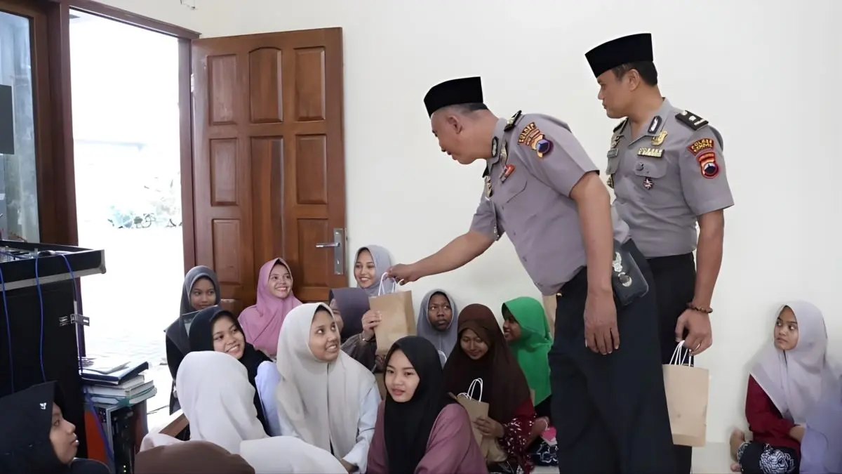 Polres Kendal Gandeng Ojol Bagikan Takjil ke Santriwati Ponpes Al-Hidayah, Pererat Silaturahmi Ramadan
