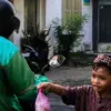 Tanamkan Empati Sejak Dini, Siswa RAIT Ulul Albab Pekalongan Gelar Aksi Berbagi Takjil dan Mabit