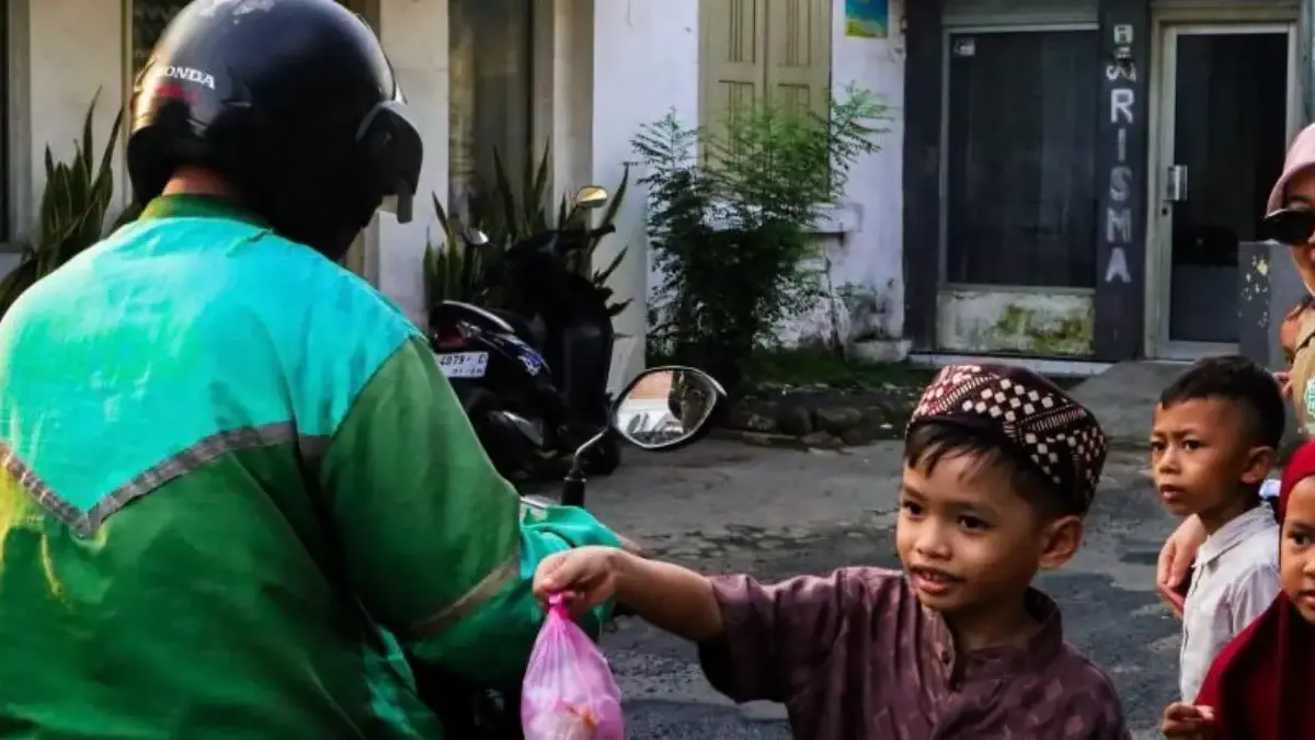 Tanamkan Empati Sejak Dini, Siswa RAIT Ulul Albab Pekalongan Gelar Aksi Berbagi Takjil dan Mabit