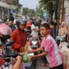 Tanamkan Empati, Siswa SMP Wahid Hasyim Pekalongan Turun ke Jalan Berbagi Takjil Ramadan