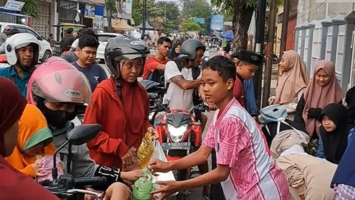 Tanamkan Empati, Siswa SMP Wahid Hasyim Pekalongan Turun ke Jalan Berbagi Takjil Ramadan Tanamkan Empati, Siswa SMP Wahid Hasyim Pekalongan Turun ke Jalan Berbagi Takjil Ramadan