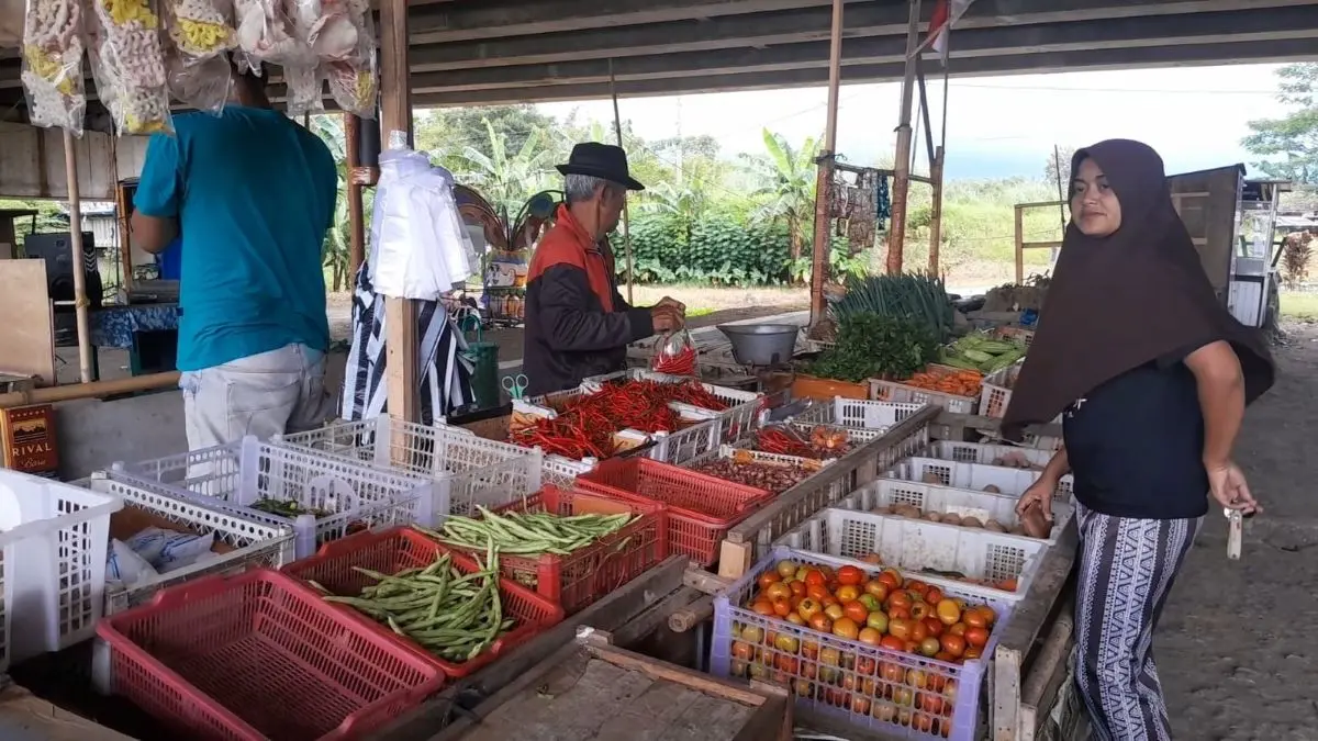 Unik, Terowongan Tol Ringinarum Kendal Kini Disulap Jadi Pasar Dadakan Warga