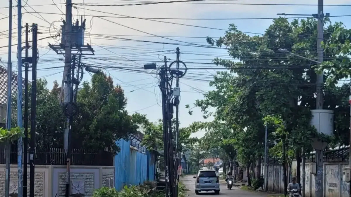 Warga Pekalongan Boleh Stop Pemasangan Tiang FO Ilegal, Pemkot Mulai Tertibkan Kabel Internet Semrawut